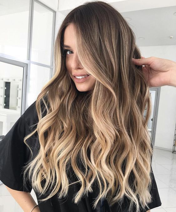 Balayage castaño natural de autor — mechas personalizadas realizadas en Bonikas, peluquería en Sabadell