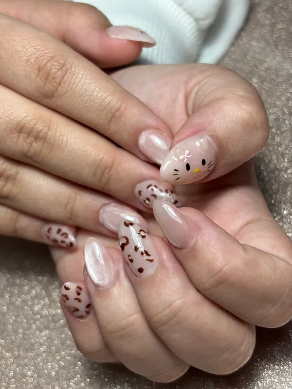 Uñas nude con un gatito kawaii y animal print marrón