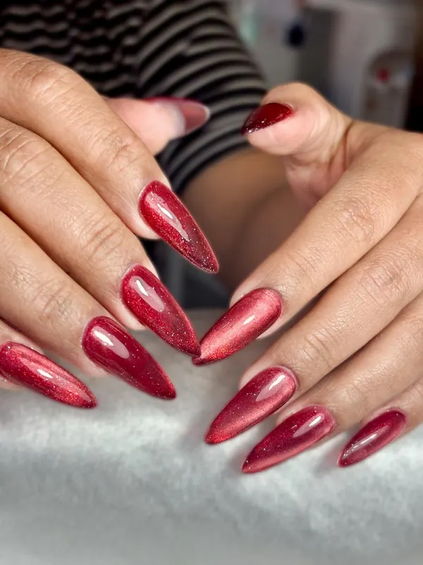 Uñas largas en rojo con brillo metalizado